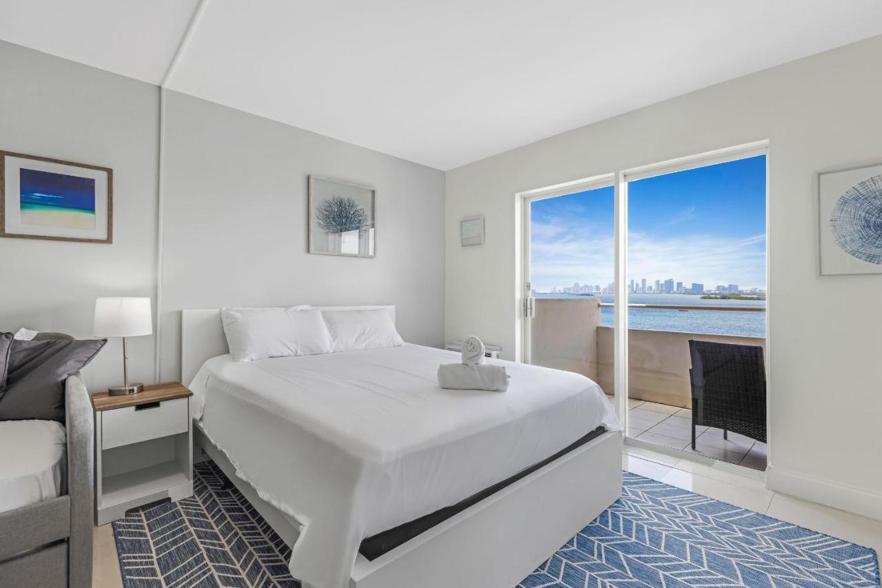 Waterfront With Free Parking Apartment *